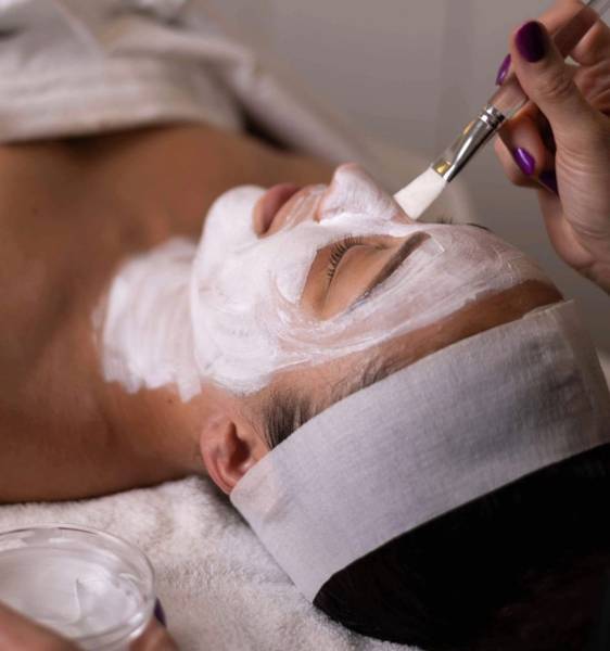 Méthode de rajeunissement par soin du visage indolore comme microneedling dans un institut à carry près de marseille